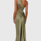 Mariana – Vestido Elegante de Un Hombro con Pliegues y Abertura Impactante