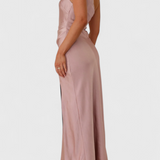 Mariana – Vestido Elegante de Un Hombro con Pliegues y Abertura Impactante