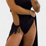 Alba – Vestido Elegante Sin Tirantes con Toque Coqueto