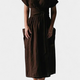 Claudia – Vestido de Algodón con Escote en V y Cintura Ajustable para una Elegancia Confortable