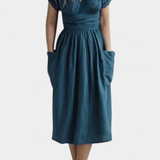 Claudia – Vestido de Algodón con Escote en V y Cintura Ajustable para una Elegancia Confortable