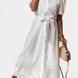 Clara – Vestido Camisero Elegante con Bordados y Cinturón Chic