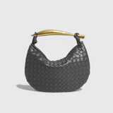 Alba – Bolso Woven con Asa Dorada para un Look Elegante y Sofisticado
