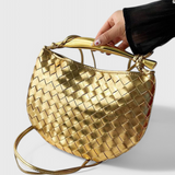 Alba – Bolso Woven con Asa Dorada para un Look Elegante y Sofisticado