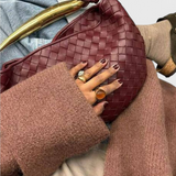 Alba – Bolso Woven con Asa Dorada para un Look Elegante y Sofisticado