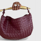 Alba – Bolso Woven con Asa Dorada para un Look Elegante y Sofisticado