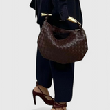 Alba – Bolso Woven con Asa Dorada para un Look Elegante y Sofisticado