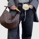 Alba – Bolso Woven con Asa Dorada para un Look Elegante y Sofisticado