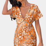 María – Vestido Elegante con Estampado Moderno y Escote en V