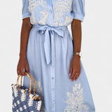 Clara – Vestido Camisero Elegante con Bordados y Cinturón Chic