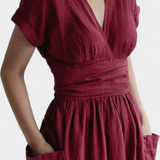 Claudia – Vestido de Algodón con Escote en V y Cintura Ajustable para una Elegancia Confortable