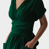 Claudia – Vestido de Algodón con Escote en V y Cintura Ajustable para una Elegancia Confortable
